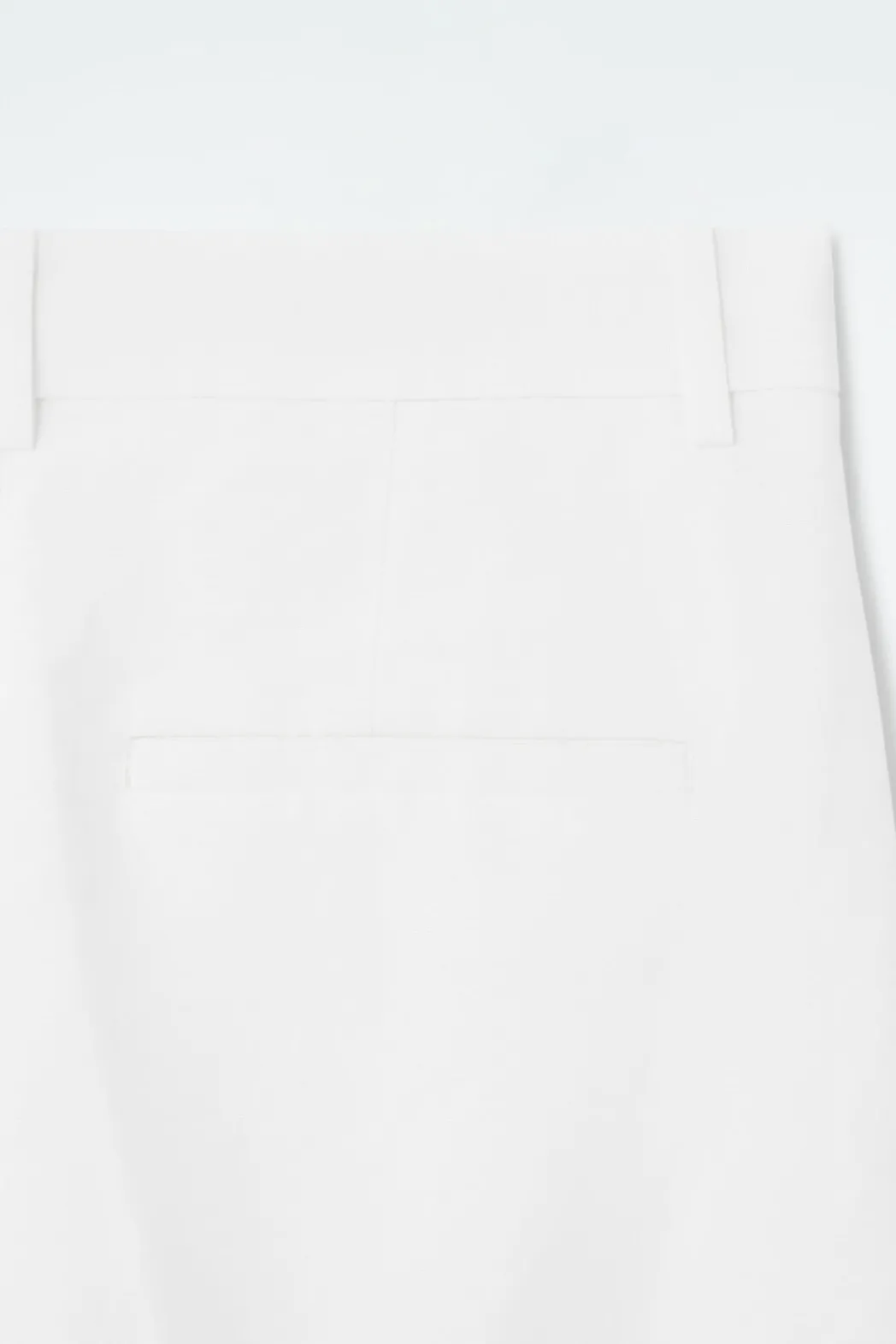 Clearance COS TAILORED KNEE-LENGTH SHORTS WHITE