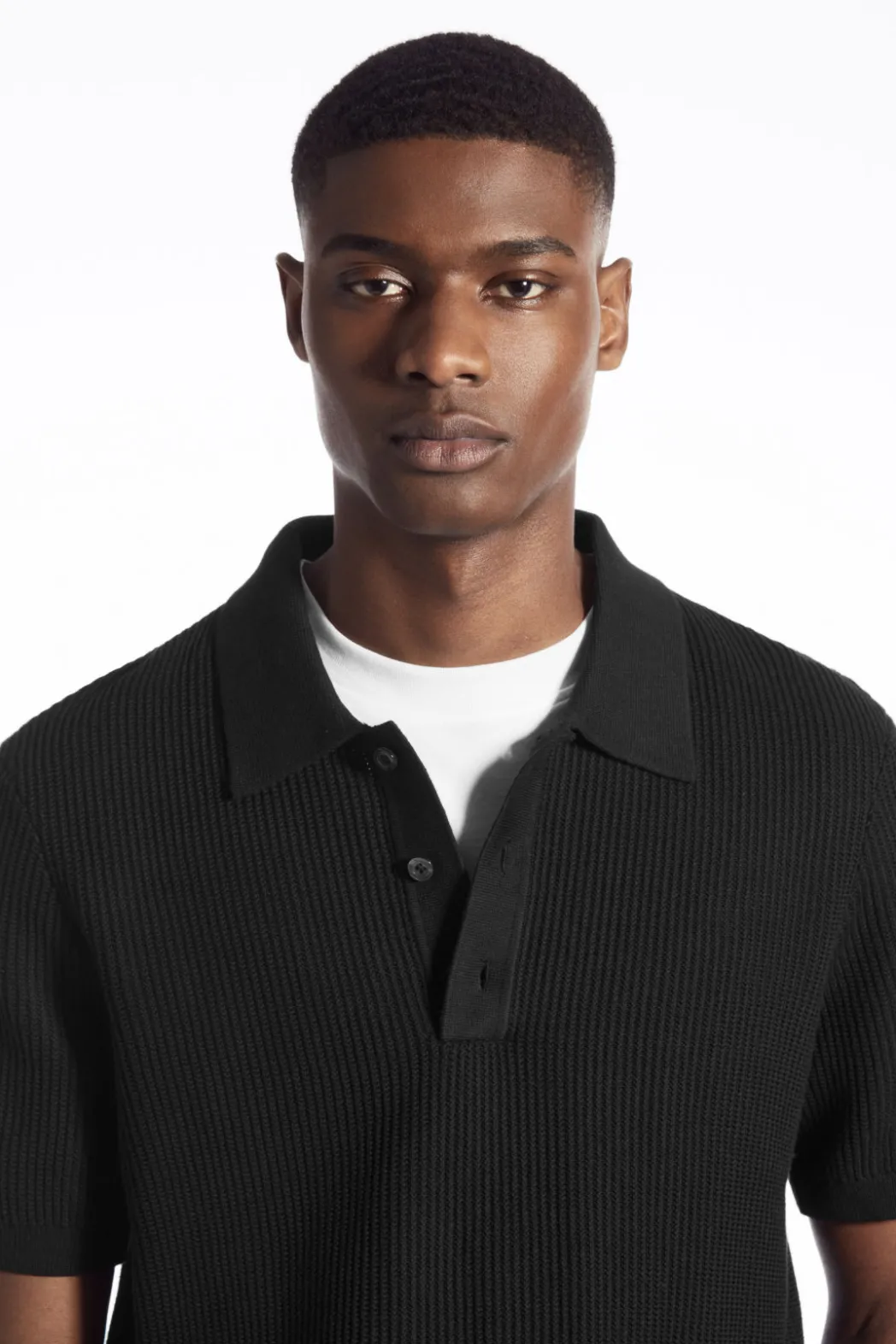Online COS TEXTURED KNITTED POLO SHIRT BLACK
