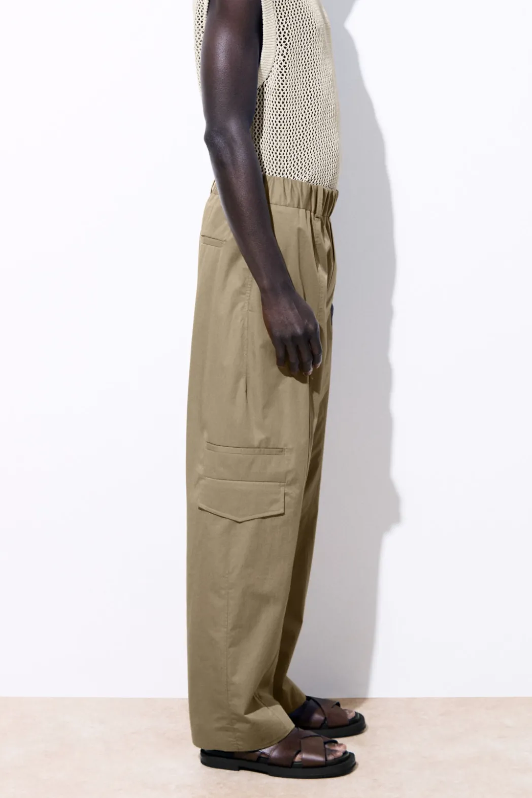 COS THE BARREL-LEG CARGO PANTS BEIGE