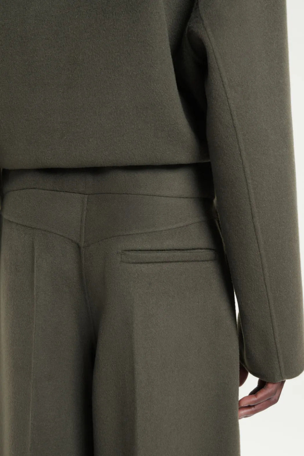 COS THE BARREL-LEG PANTS MOSS