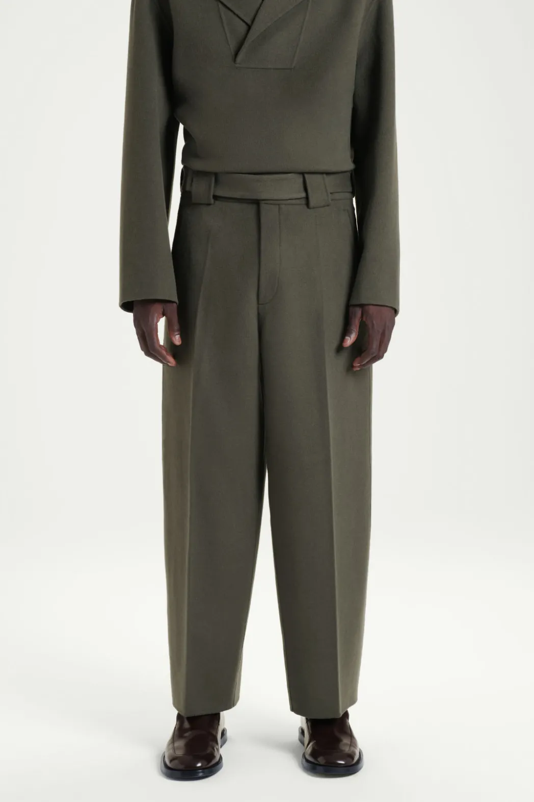 COS THE BARREL-LEG PANTS MOSS