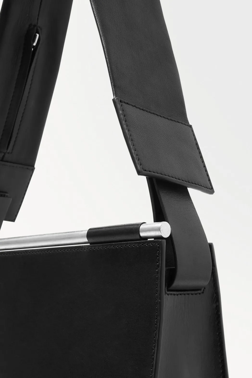 Best COS THE BOX SHOULDER BAG - LEATHER BLACK