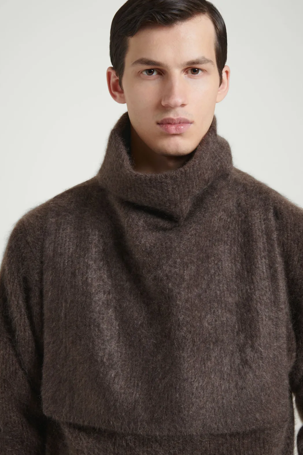 Best COS THE BRUSHED-CASHMERE FUNNEL NECK WARMER CHOCOLATE