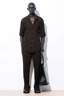 Online COS THE CRINKLED BARREL-LEG PANTS DARK BROWN