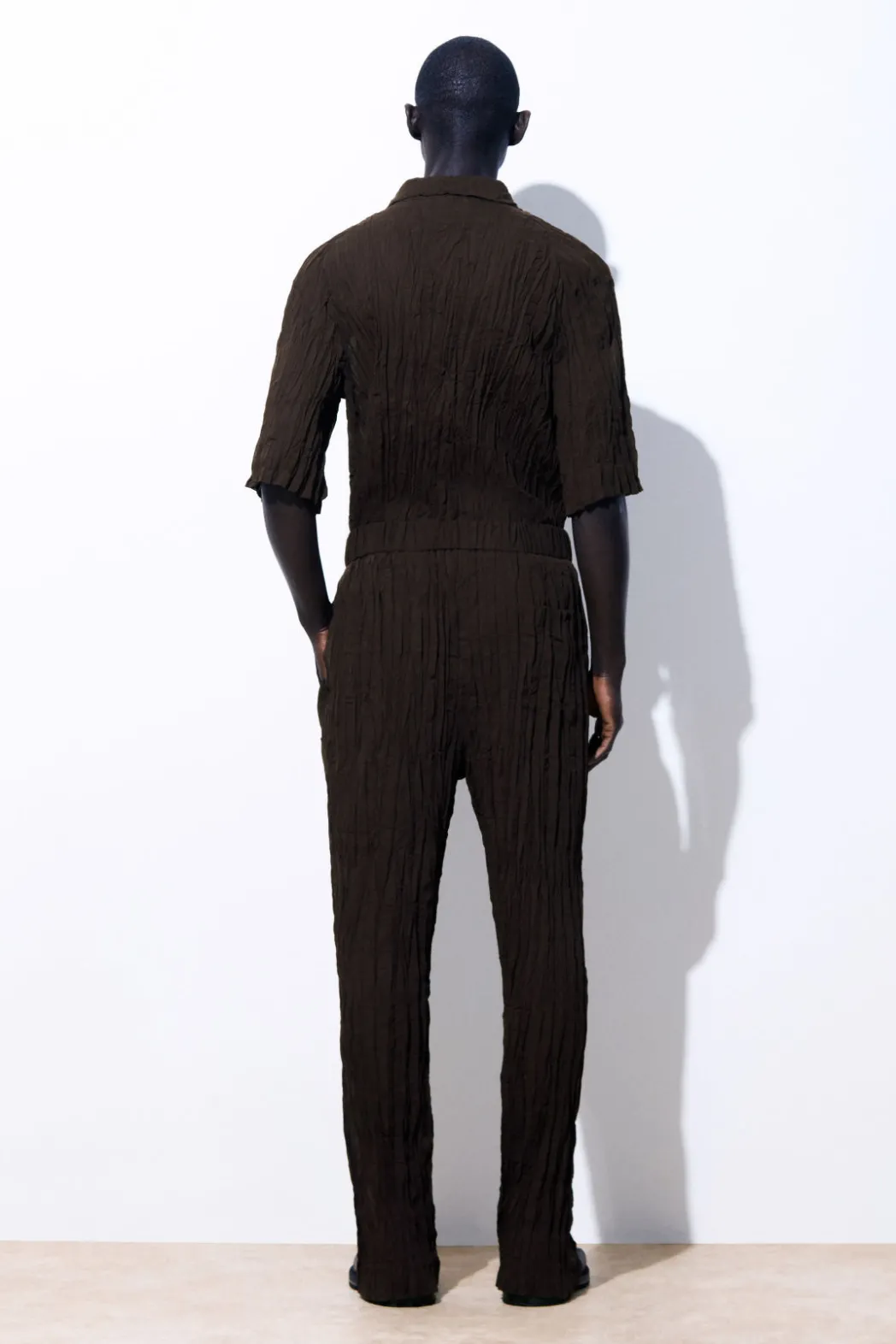 Online COS THE CRINKLED BARREL-LEG PANTS DARK BROWN
