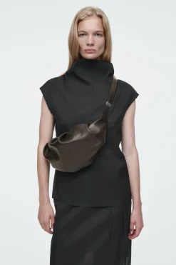 Sale COS THE DRAPED CROSSBODY - LEATHER CHESTNUT