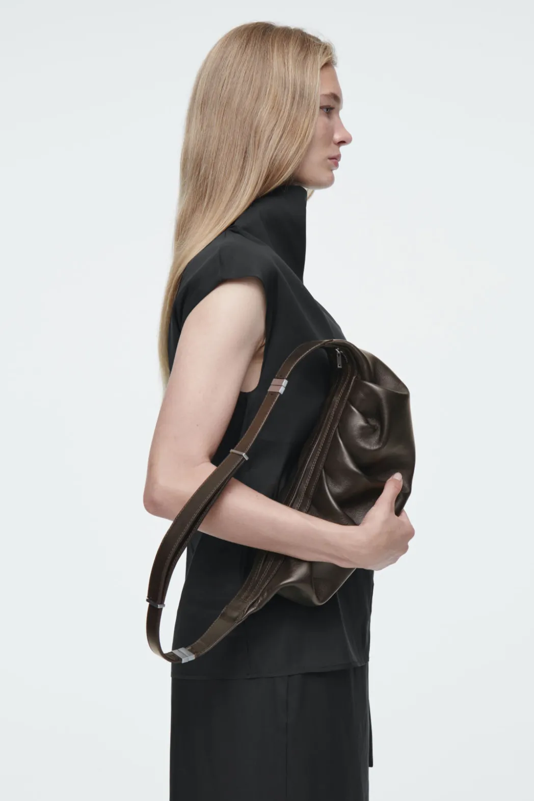 Sale COS THE DRAPED CROSSBODY - LEATHER CHESTNUT