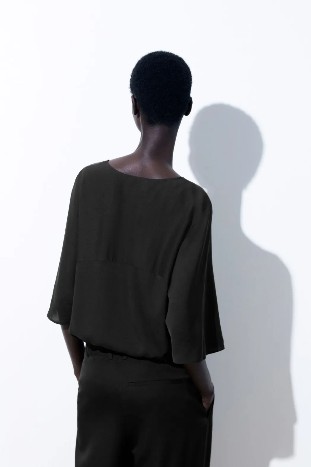 Hot COS THE ESSENTIAL FLUID WOVEN T-SHIRT BLACK