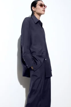 Outlet COS THE ESSENTIAL SILK SHIRT NAVY