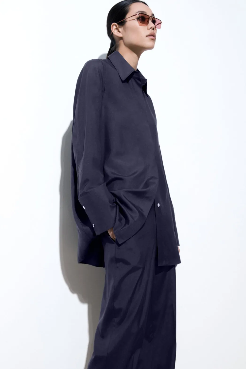 Outlet COS THE ESSENTIAL SILK SHIRT NAVY