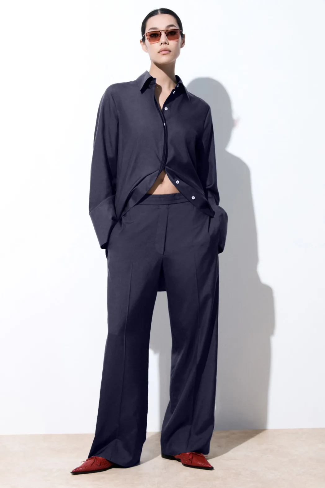 Outlet COS THE ESSENTIAL SILK SHIRT NAVY