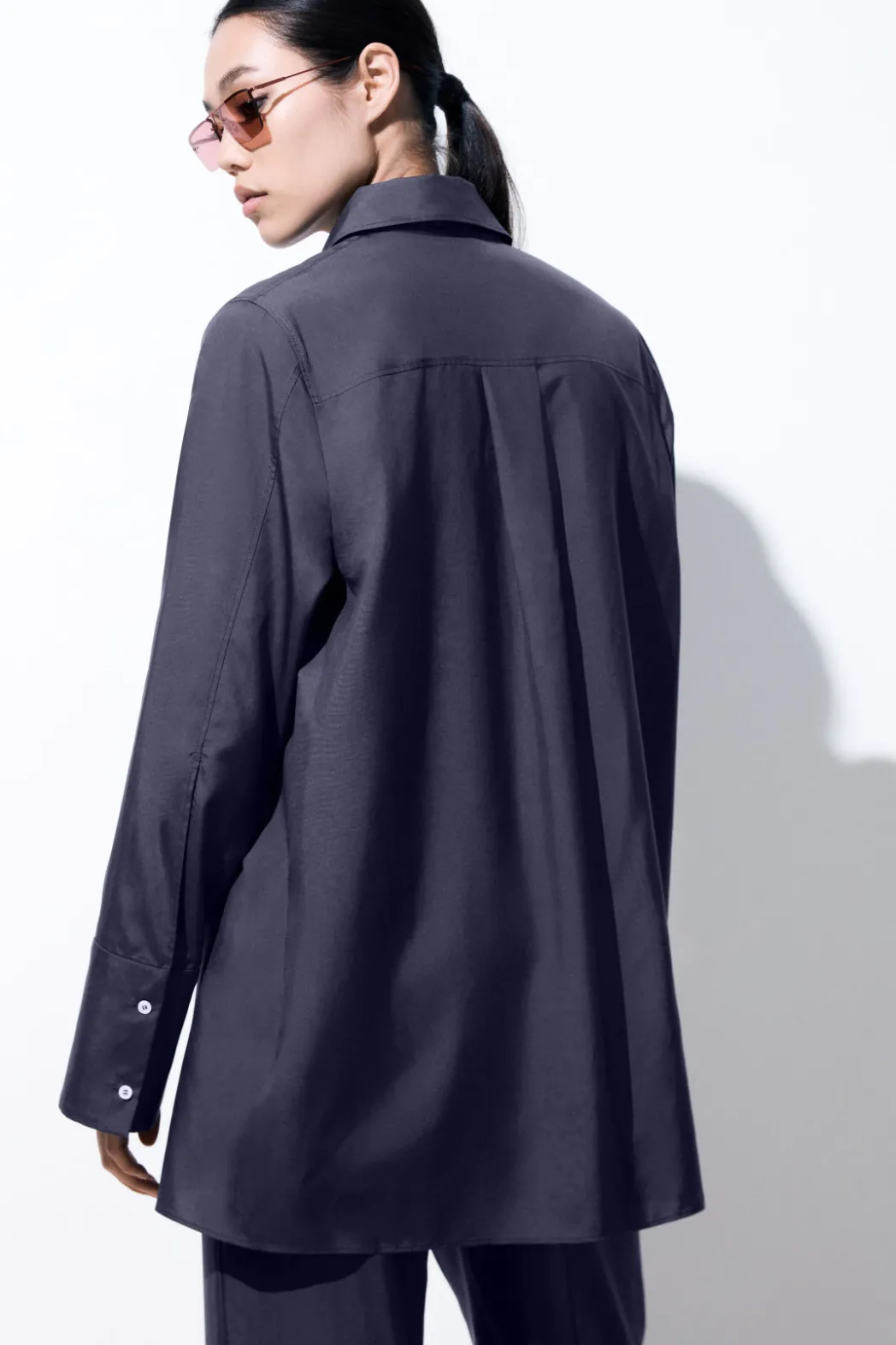 Outlet COS THE ESSENTIAL SILK SHIRT NAVY