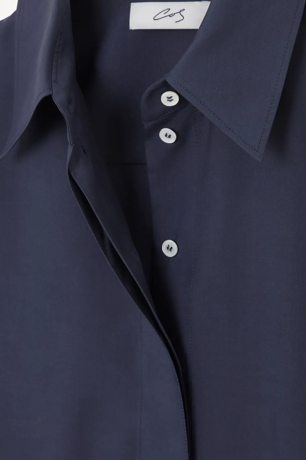 Outlet COS THE ESSENTIAL SILK SHIRT NAVY