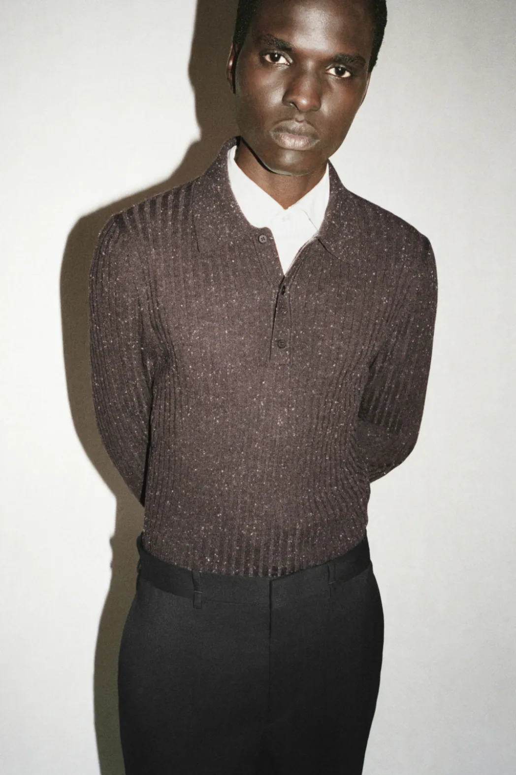 Online COS THE FLECKED WOOL POLO SHIRT CHOCOLATE