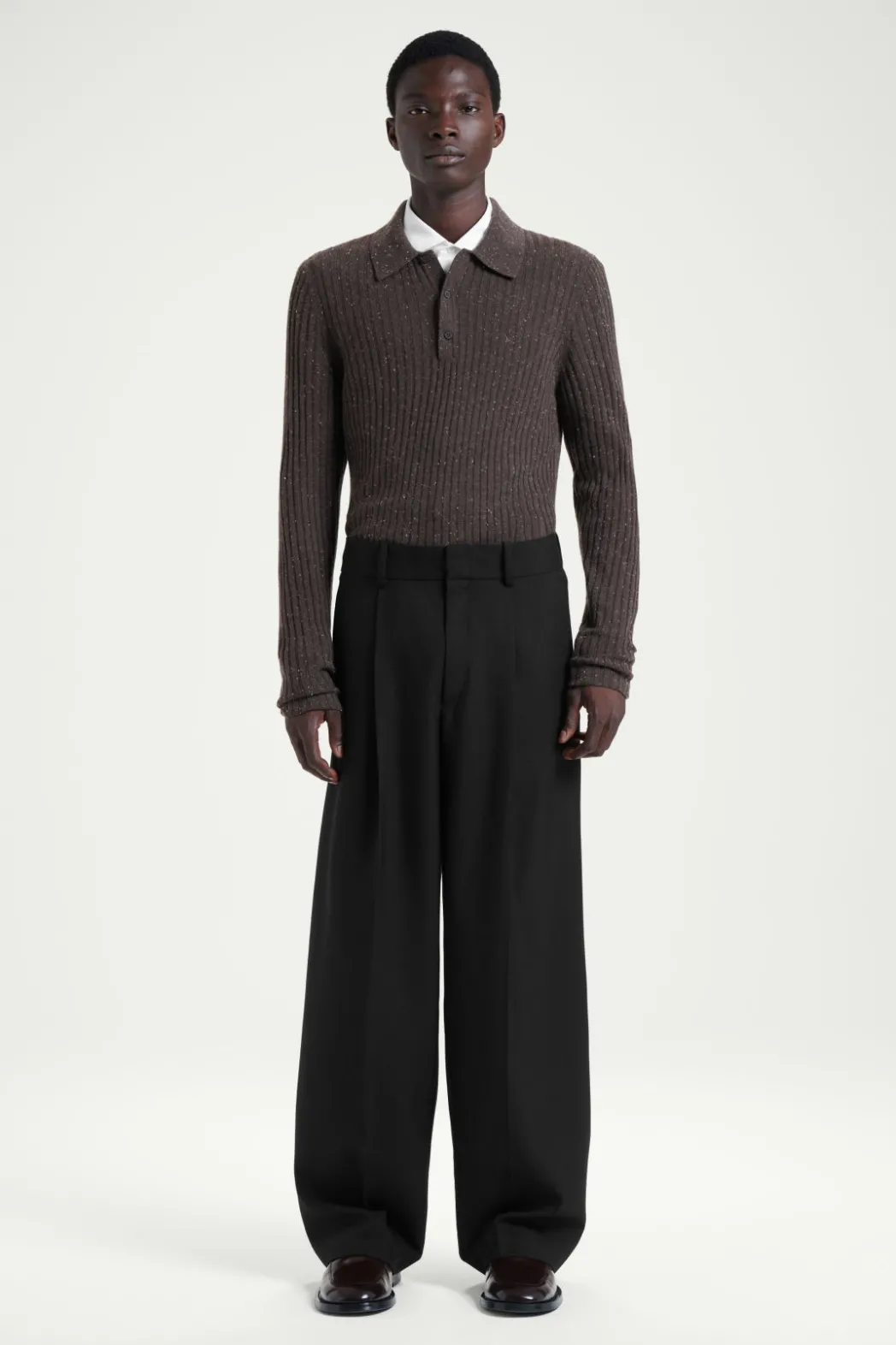 Online COS THE FLECKED WOOL POLO SHIRT CHOCOLATE