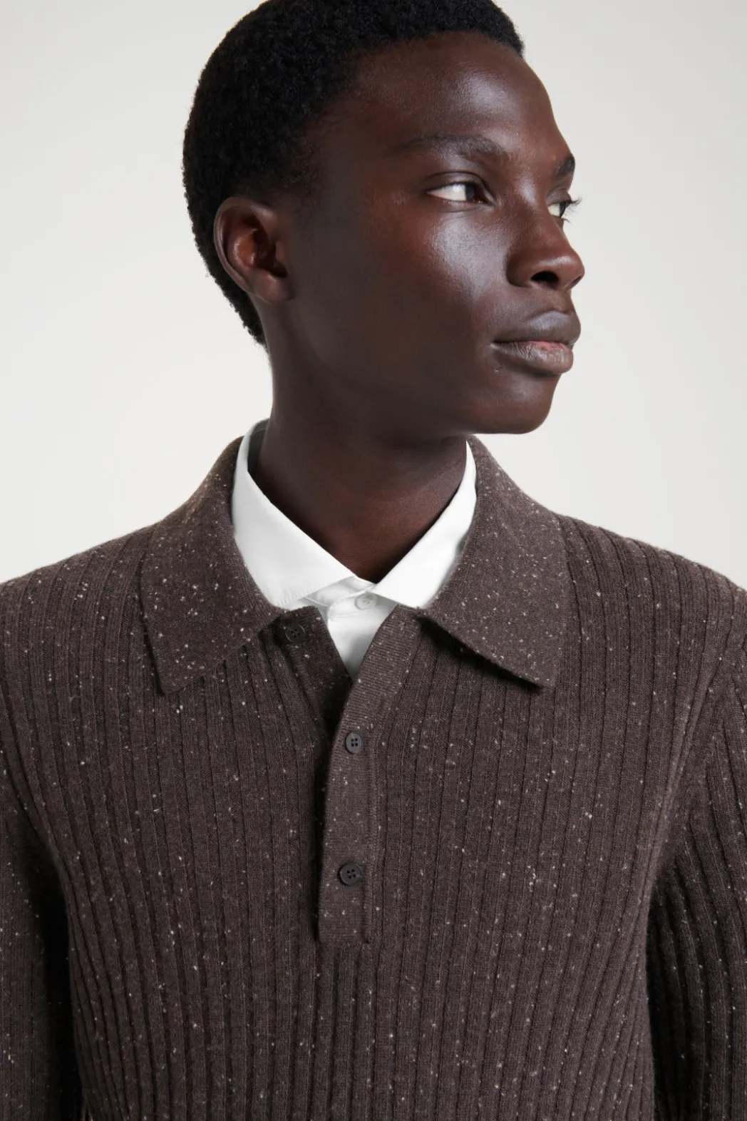 Online COS THE FLECKED WOOL POLO SHIRT CHOCOLATE