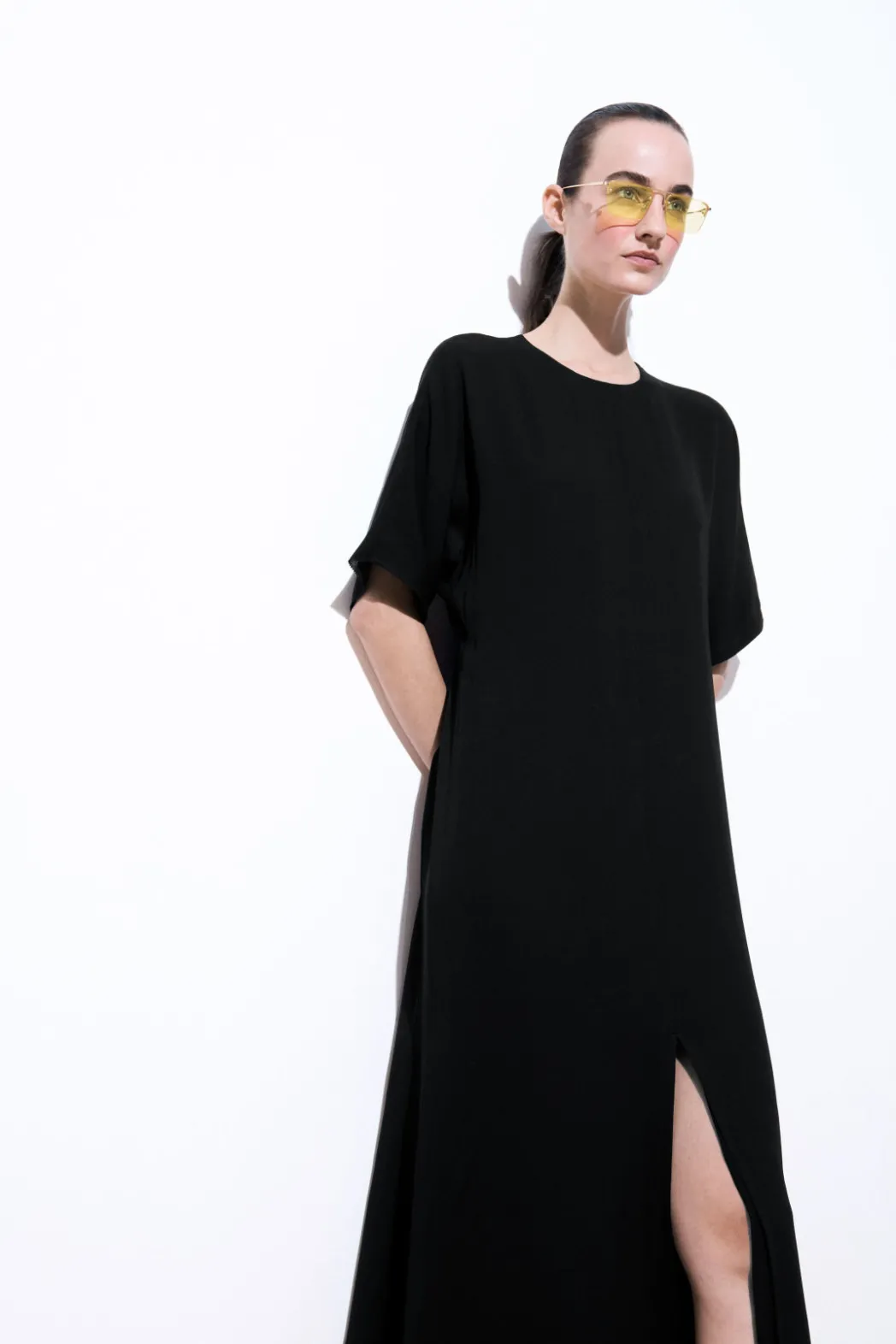 Outlet COS THE FLUID T-SHIRT DRESS BLACK