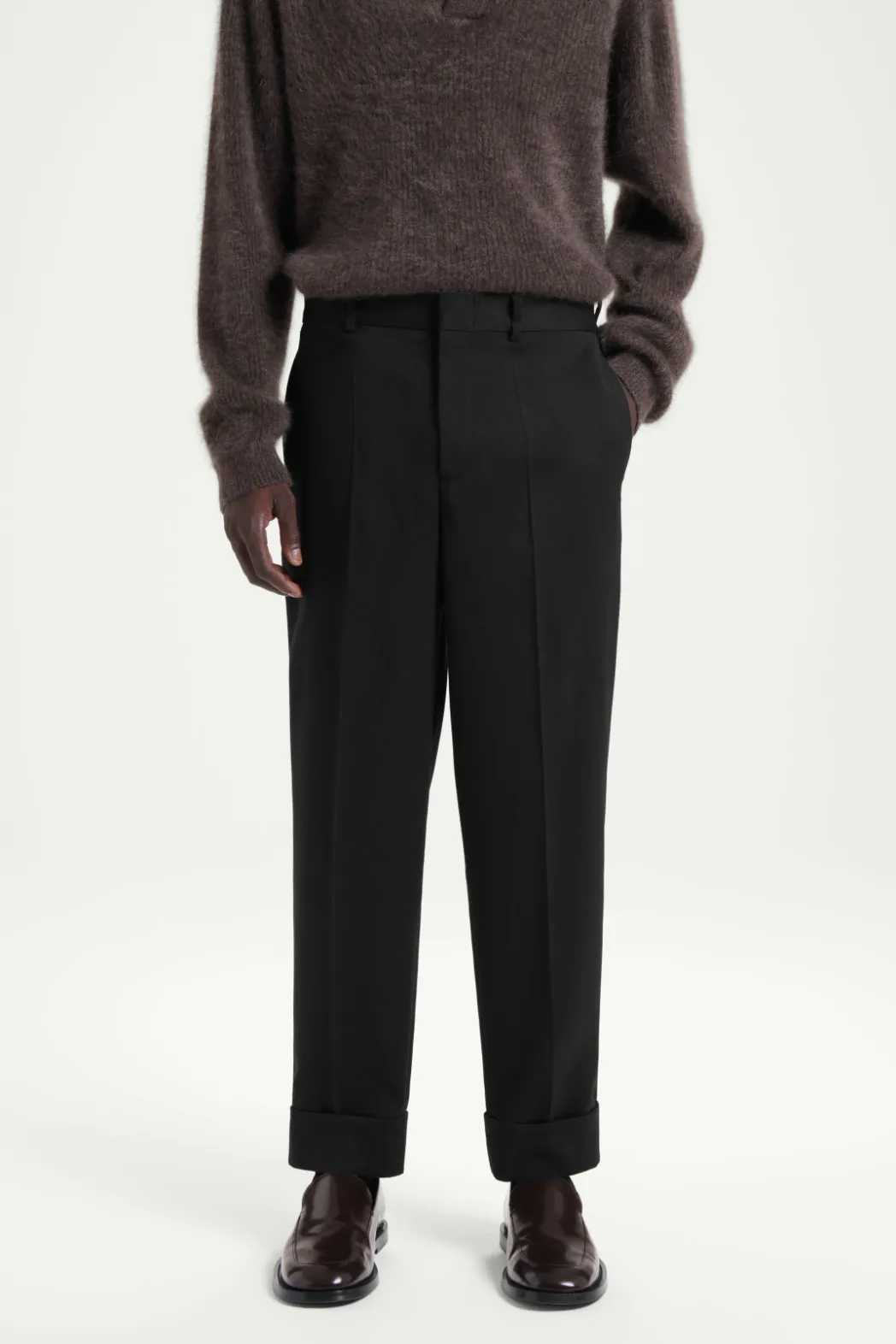 Online COS THE FOLD-UP TAPERED PANTS CARBON