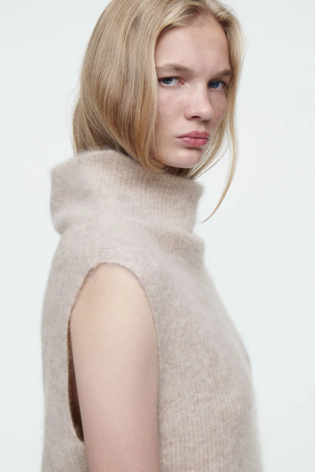 Online COS THE FUNNEL-NECK BRUSHED-CASHMERE TANK LATTE