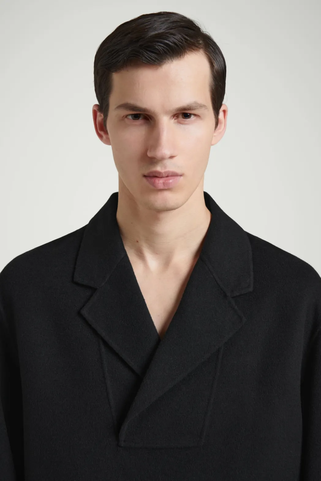 COS THE HALF-PLACKET OVERSHIRT CARBON