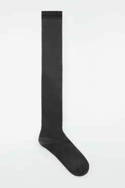 Online COS THE LONG MESH SOCKS CARBON