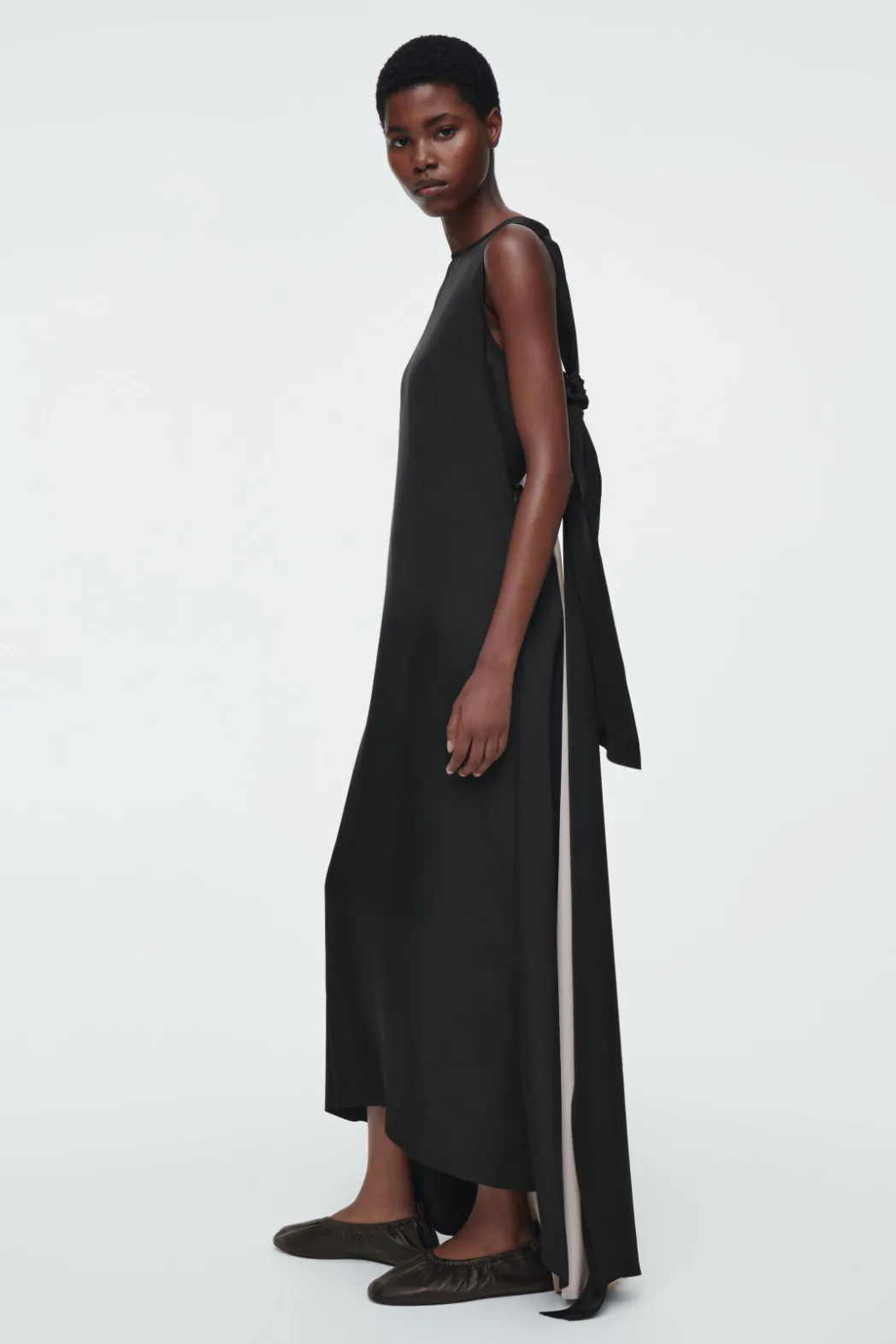 Sale COS THE OPEN-BACK MAXI DRESS CARBON / CHAMPAGNE / PEARL