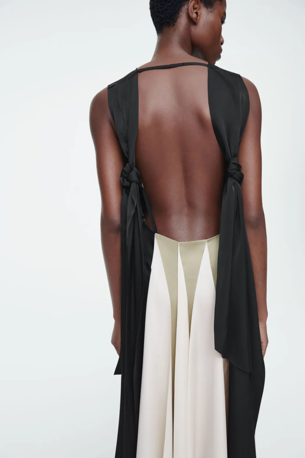 Sale COS THE OPEN-BACK MAXI DRESS CARBON / CHAMPAGNE / PEARL