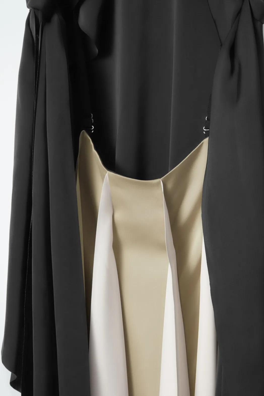 Sale COS THE OPEN-BACK MAXI DRESS CARBON / CHAMPAGNE / PEARL