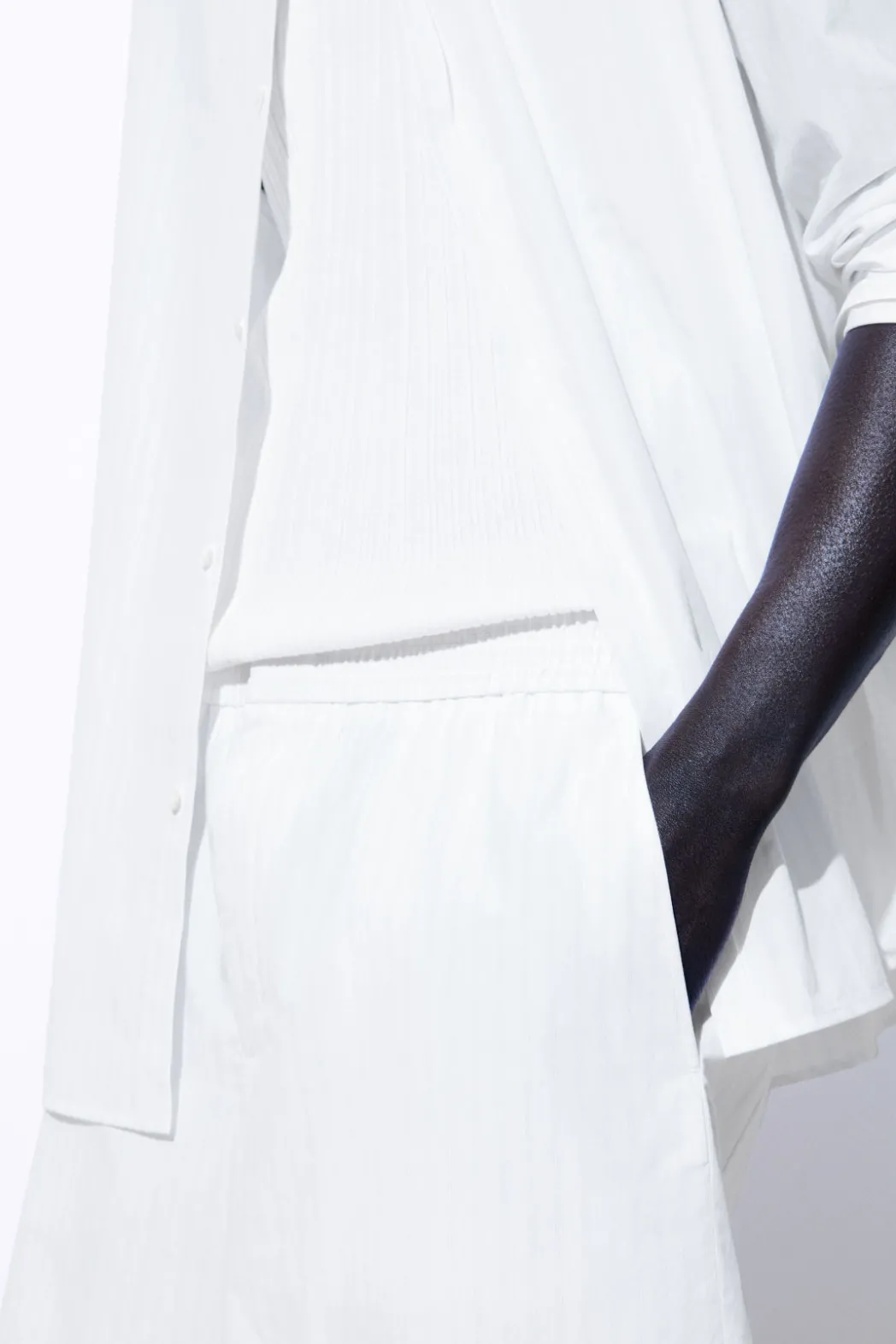 Sale COS THE PINSTRIPED SHORTS WHITE / PINSTRIPED