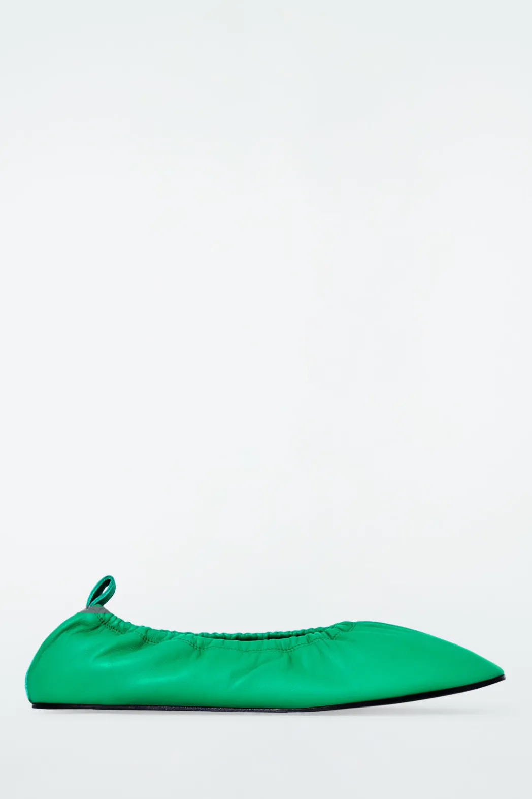 Hot COS THE RUCHED LEATHER BALLET FLATS EMERALD
