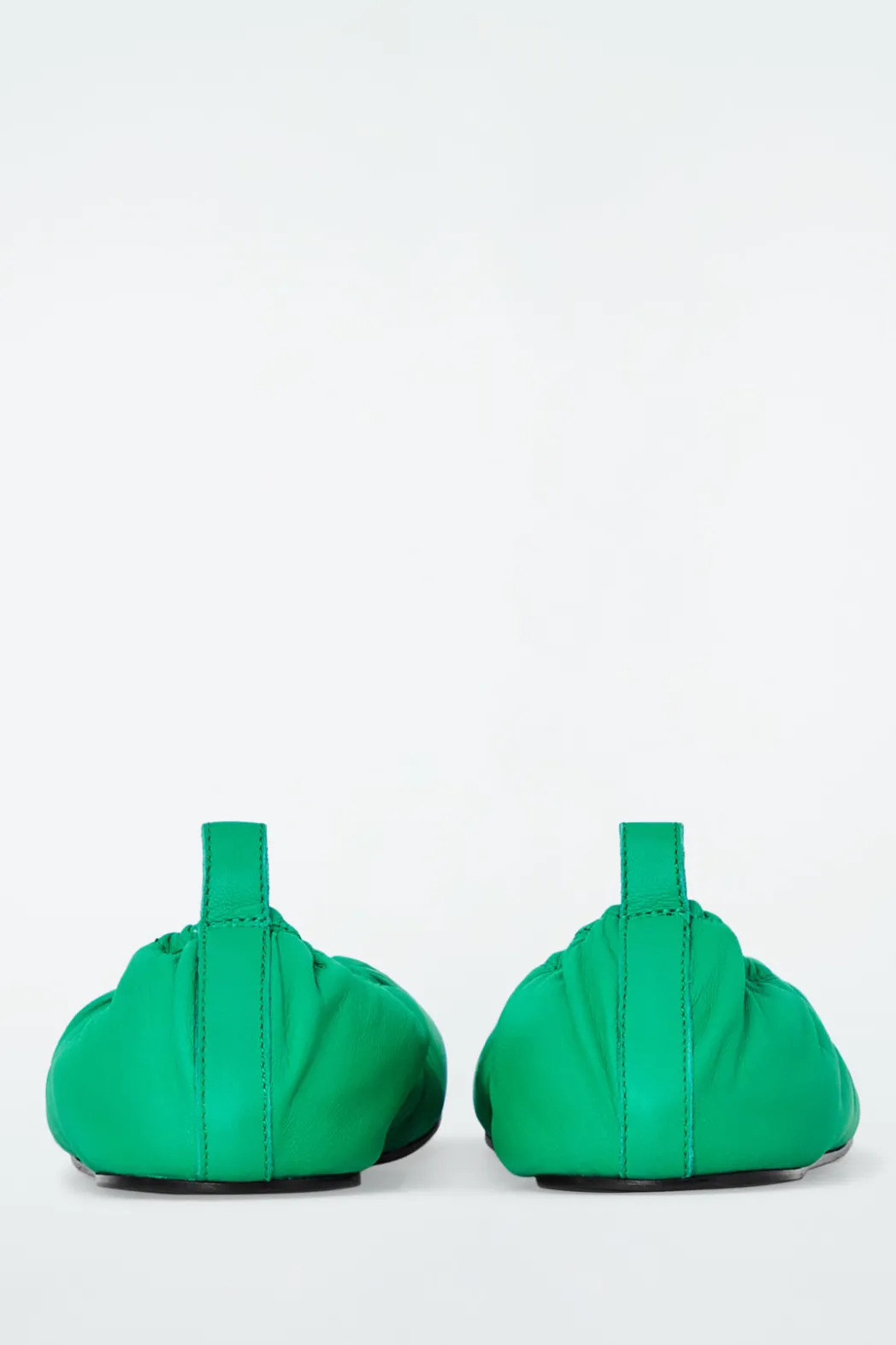 Hot COS THE RUCHED LEATHER BALLET FLATS EMERALD
