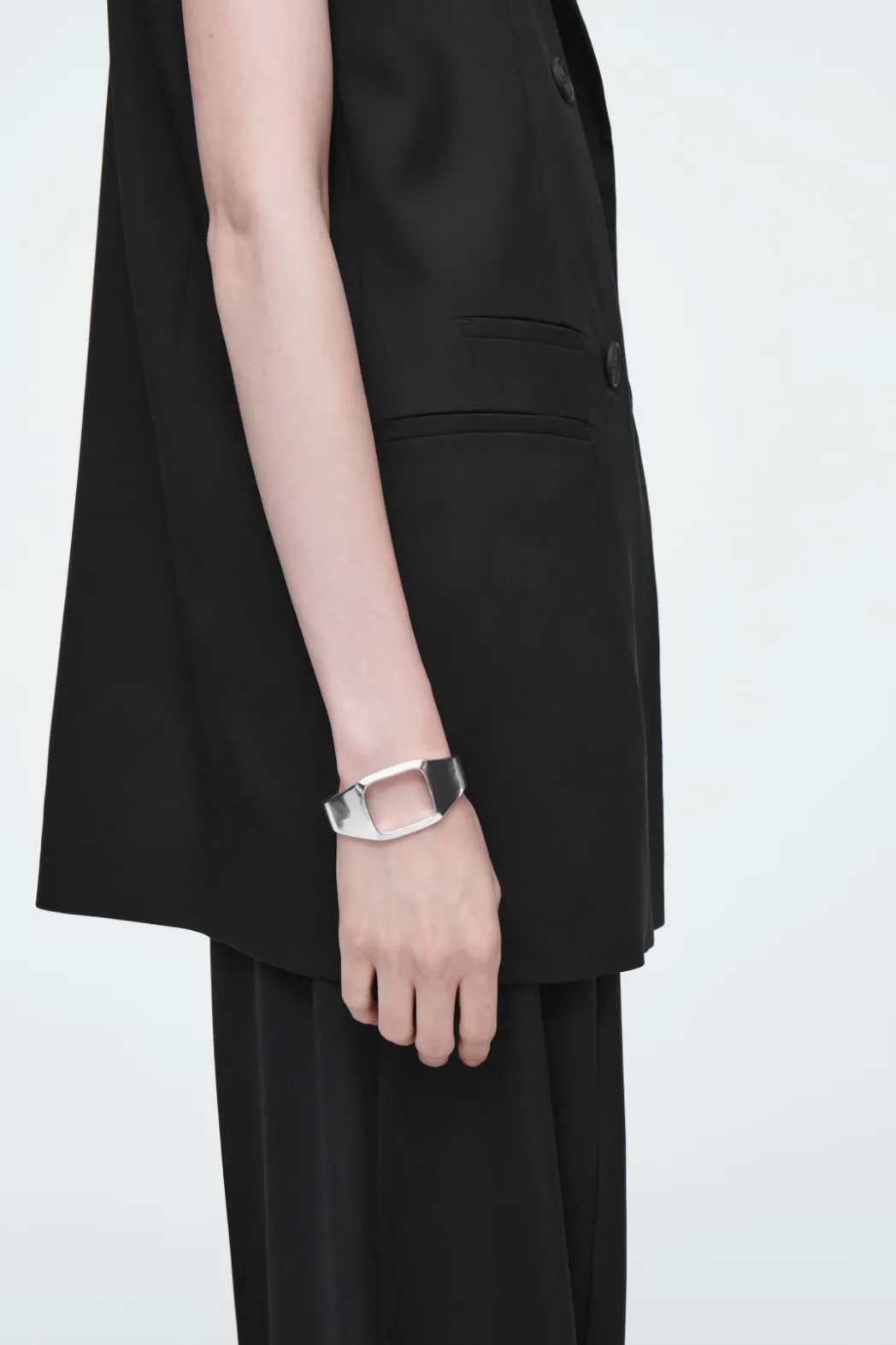 New COS THE SCULPTED CUFF SILVER