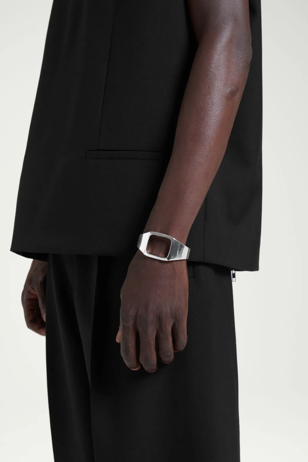 New COS THE SCULPTED CUFF SILVER