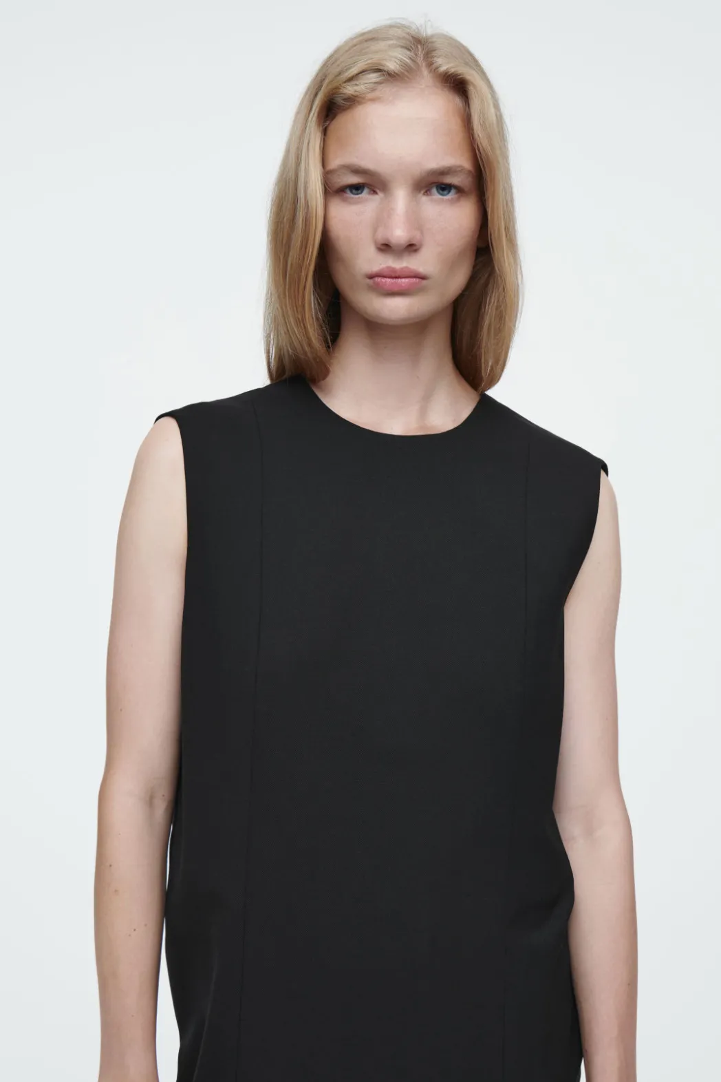 Best COS THE SLEEVELESS TAILORED WOOL DRESS CARBON