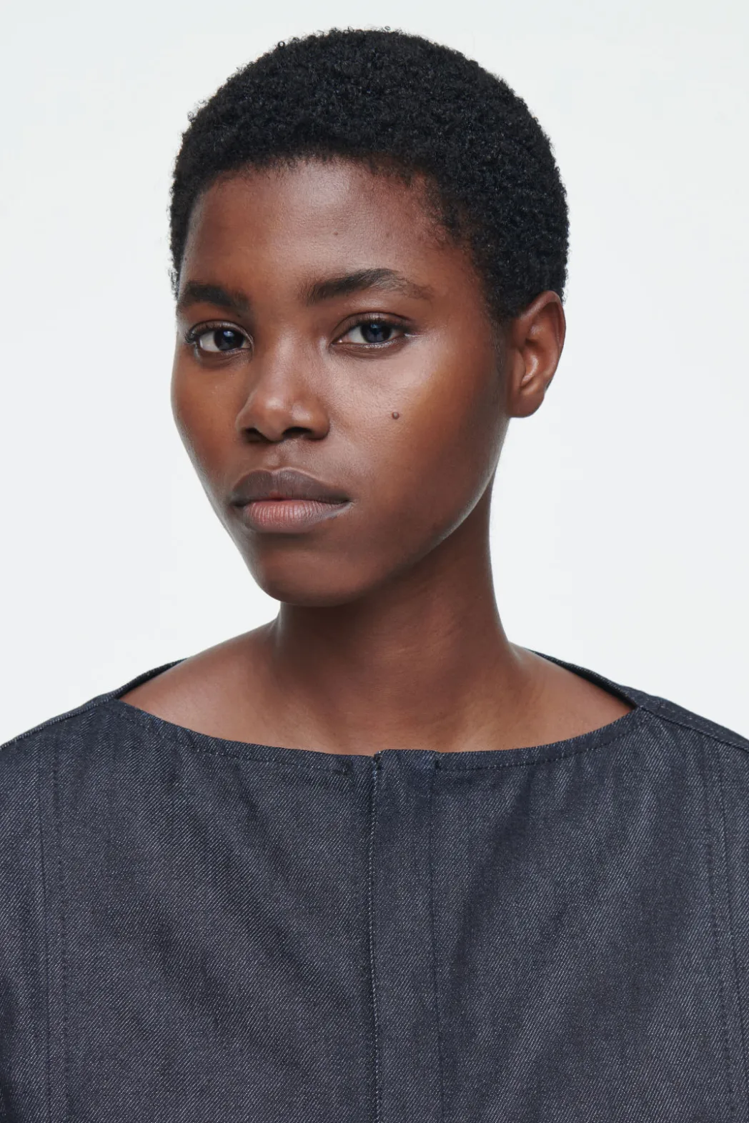 Sale COS THE STRAIGHT-NECK RAW DENIM SHIRT INDIGO