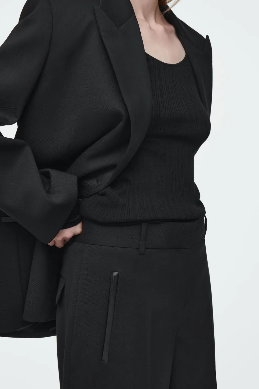 COS THE TAILORED BARREL-LEG PANTS CARBON