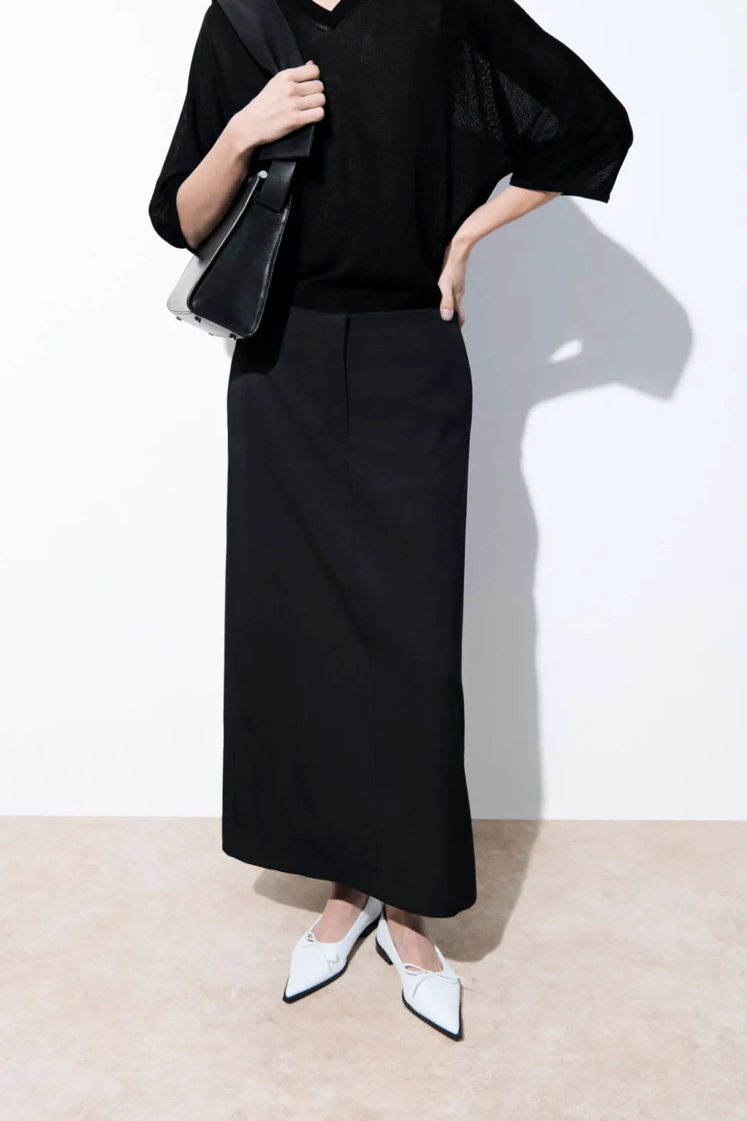 Outlet COS THE TAILORED WOOL TWILL SKIRT BLACK