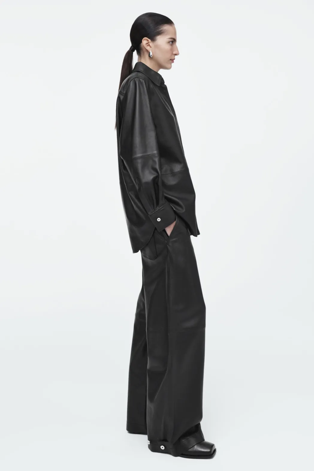 Outlet COS TOPSTITCHED LEATHER SHIRT BLACK