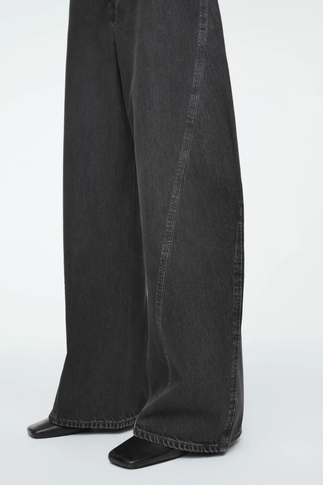 COS TWIST BARREL-LEG JEANS WASHED BLACK