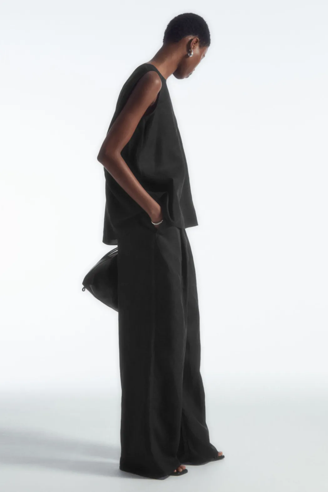 Online COS TWIST-BACK SLEEVELESS TOP BLACK