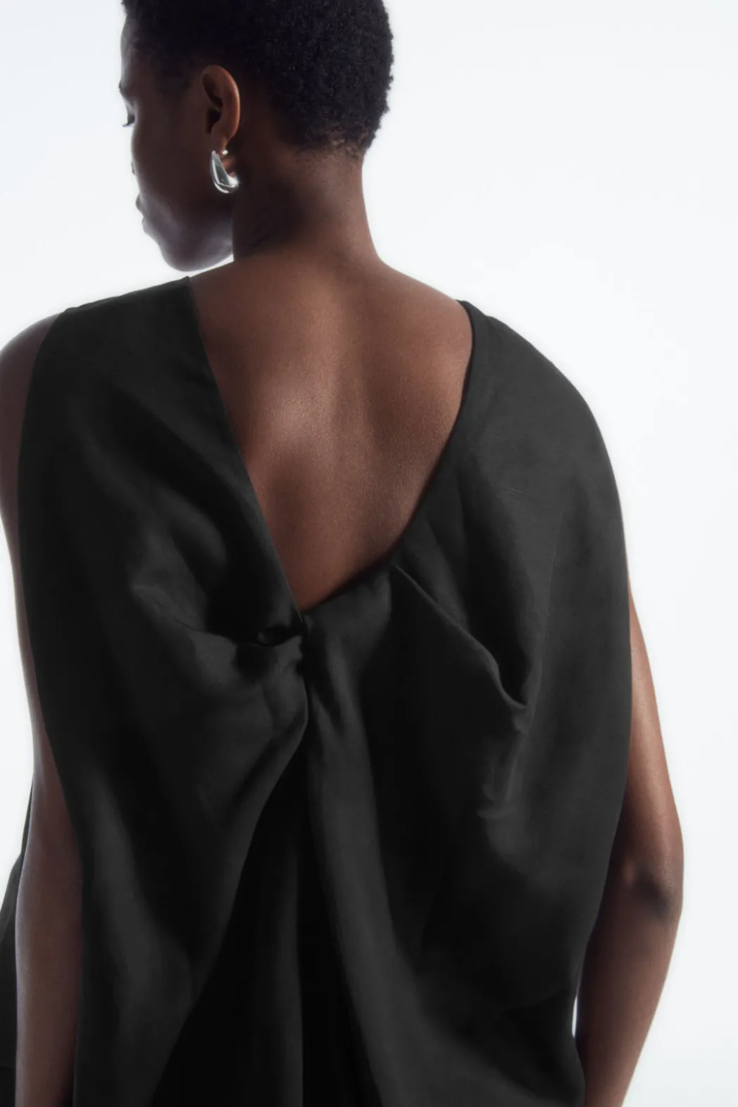 Online COS TWIST-BACK SLEEVELESS TOP BLACK