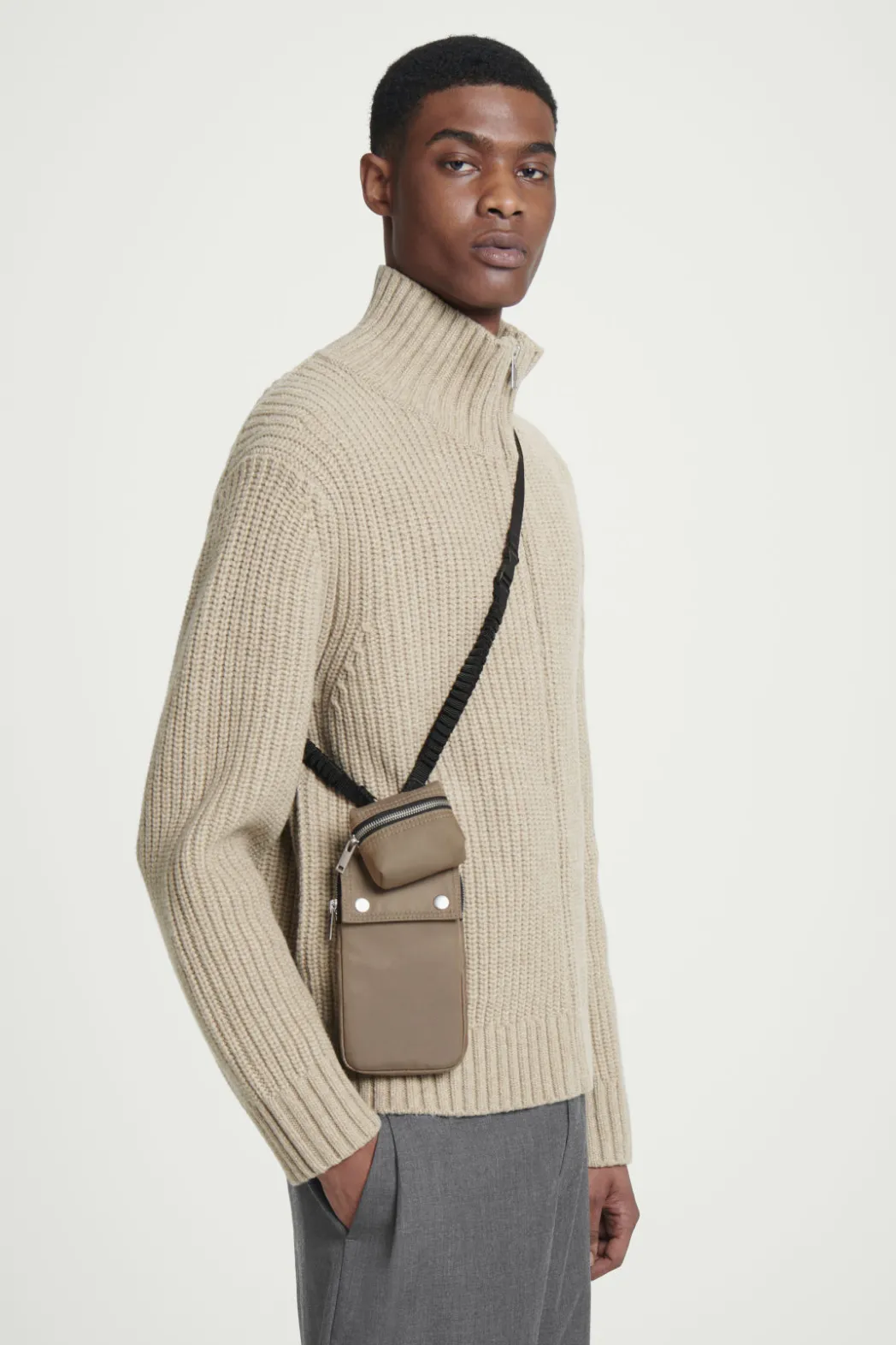 Best COS UTILITY PHONE POUCH - NYLON KHAKI
