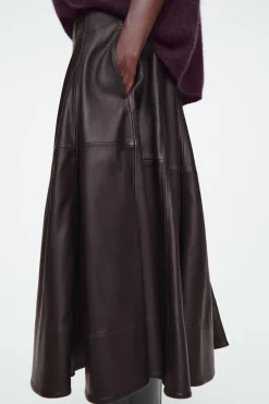 Hot COS VOLUMINOUS A-LINE LEATHER MIDI SKIRT BORDEAUX