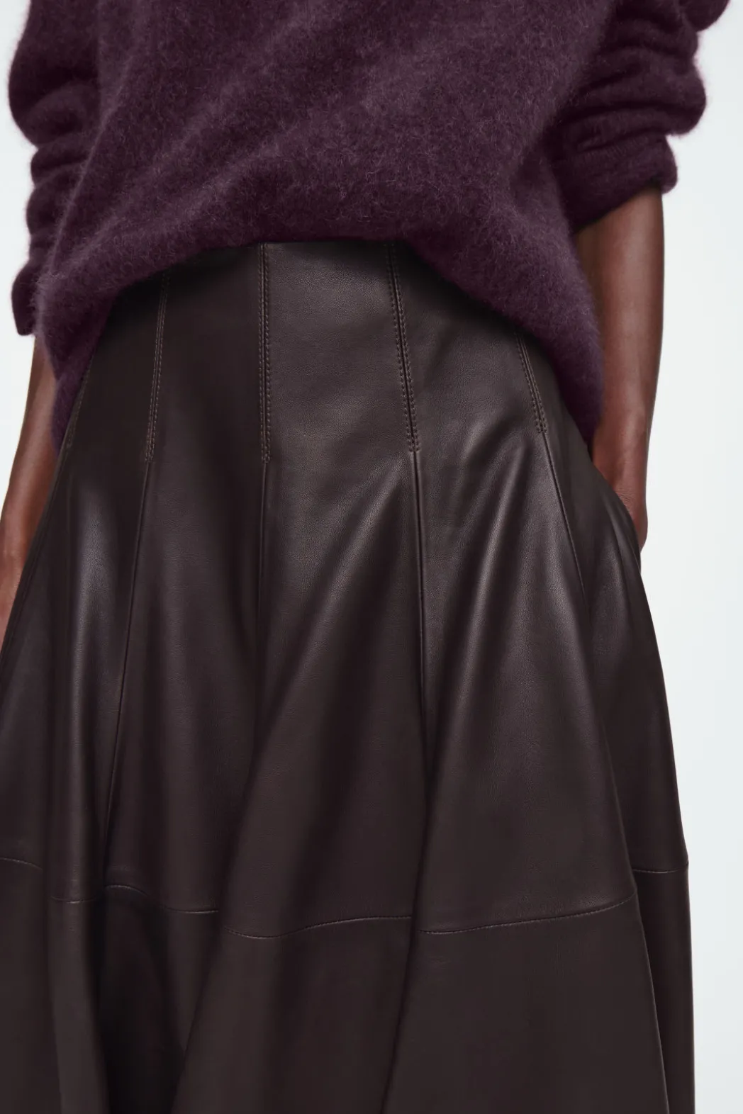 Hot COS VOLUMINOUS A-LINE LEATHER MIDI SKIRT BORDEAUX