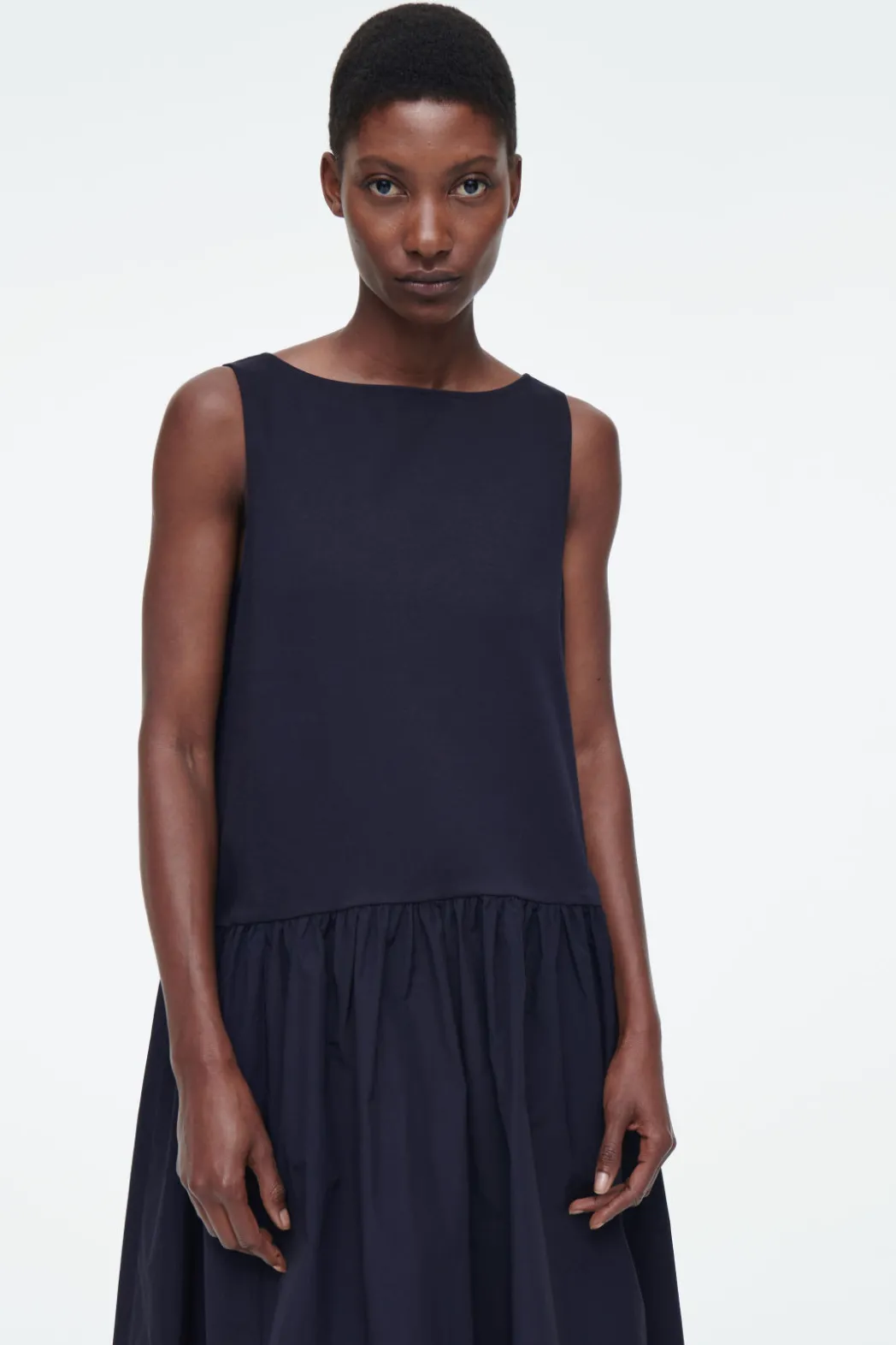 Hot COS VOLUMINOUS SLEEVELESS MIDI DRESS NAVY