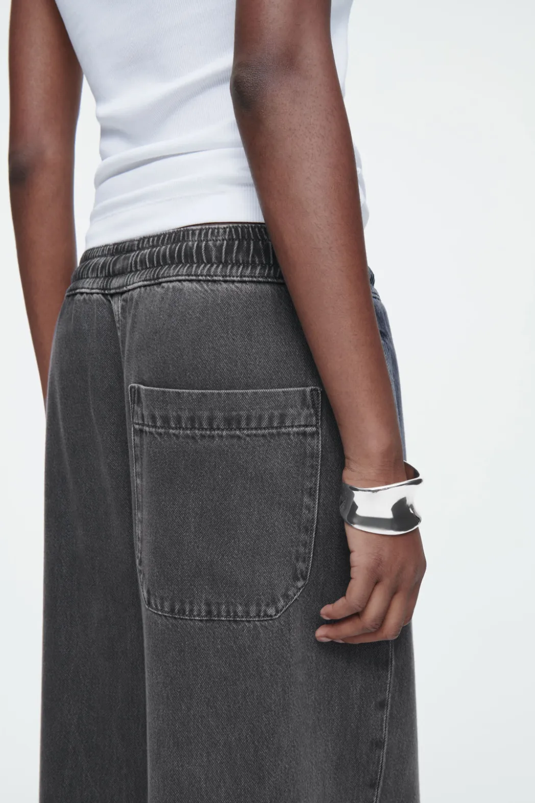 Discount COS WIDE-LEG FLUID DENIM PANTS WASHED BLACK