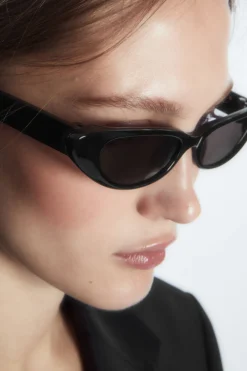 Outlet COS WING SUNGLASSES - CAT-EYE BLACK