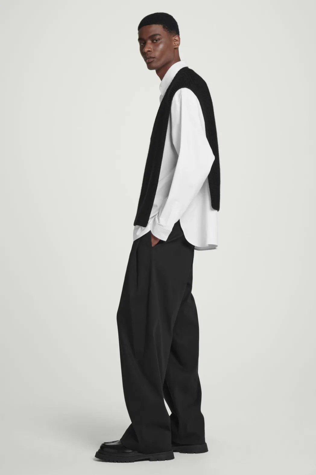 Discount COS WOOL-CASHMERE V-NECK HYBRID TANK BLACK