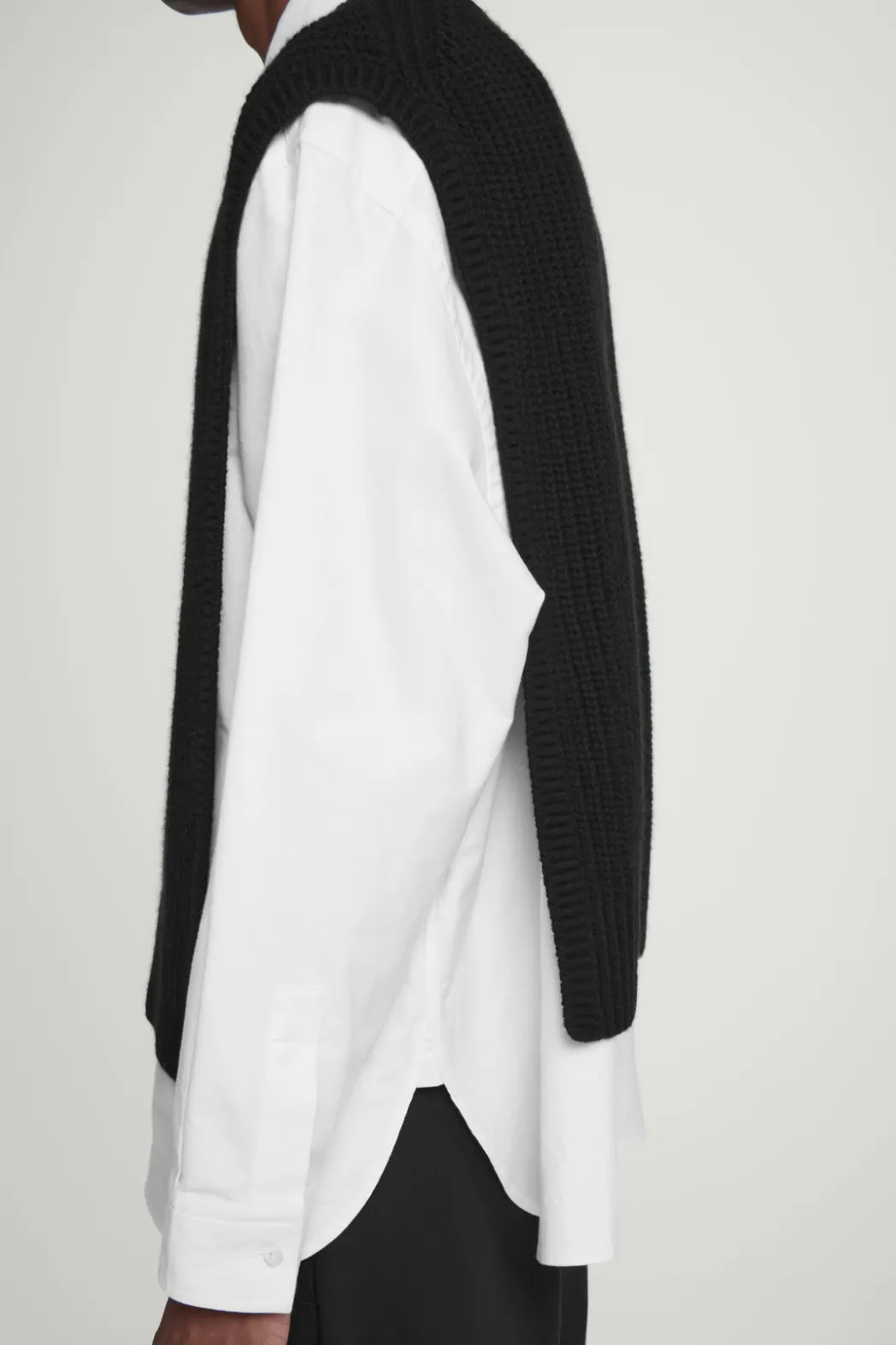 Discount COS WOOL-CASHMERE V-NECK HYBRID TANK BLACK
