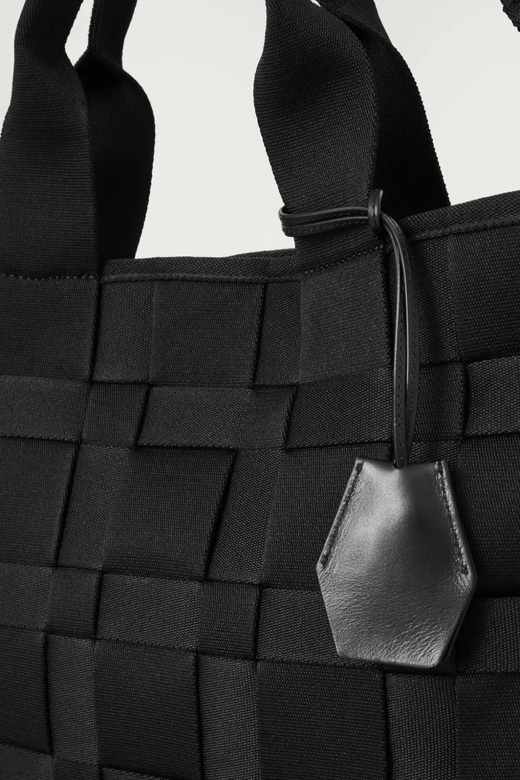 Outlet COS WOVEN TOTE - WEBBING BLACK